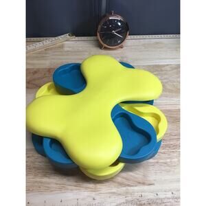 Outward Hound Dog Twister Interactive Treat Puzzle Dog Toy Ships